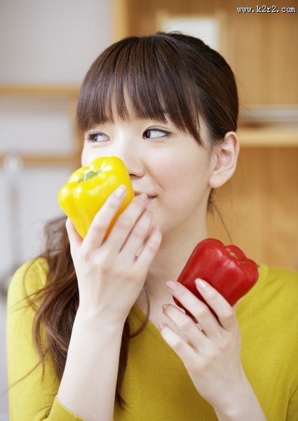 厨房里的女孩图片