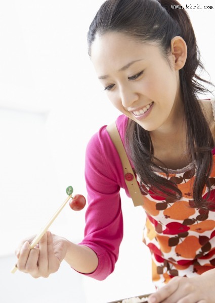 厨房里的女孩图片