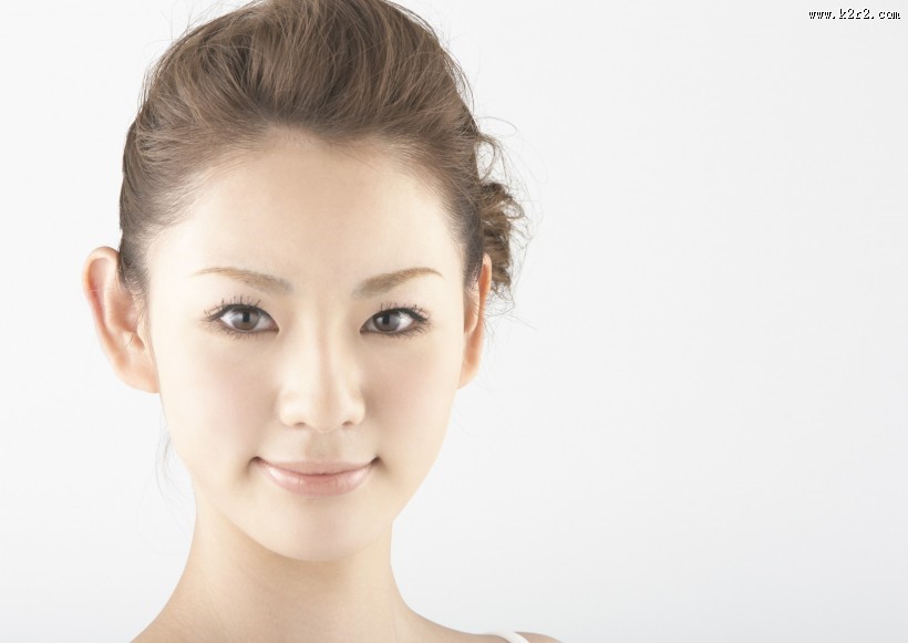 女性化妆保养特写图片