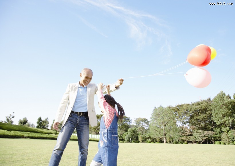 老年人和家人休闲图片