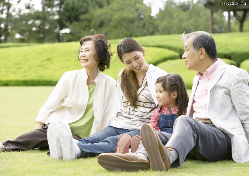 老年人和家人休闲图片