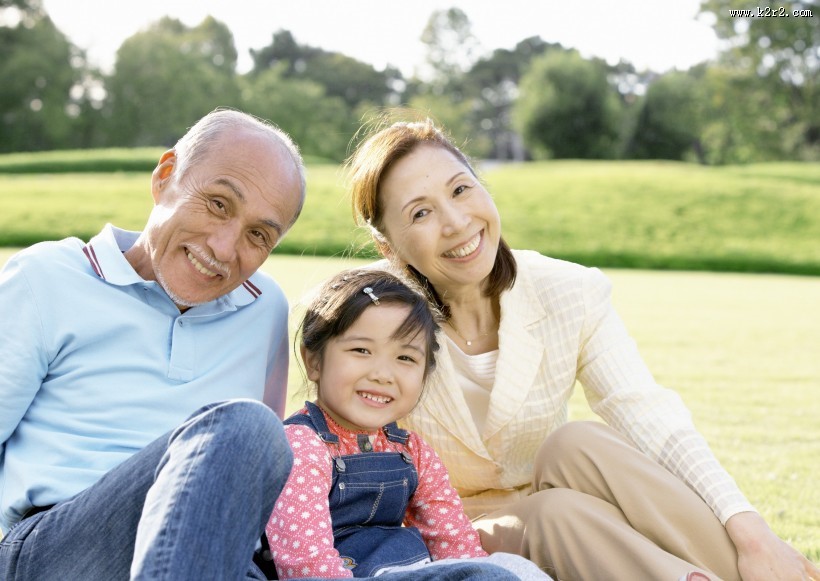 老年人和家人休闲图片
