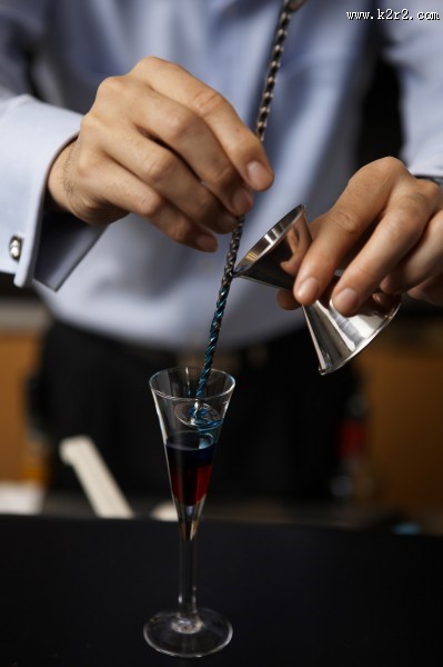 调制鸡尾酒图片
