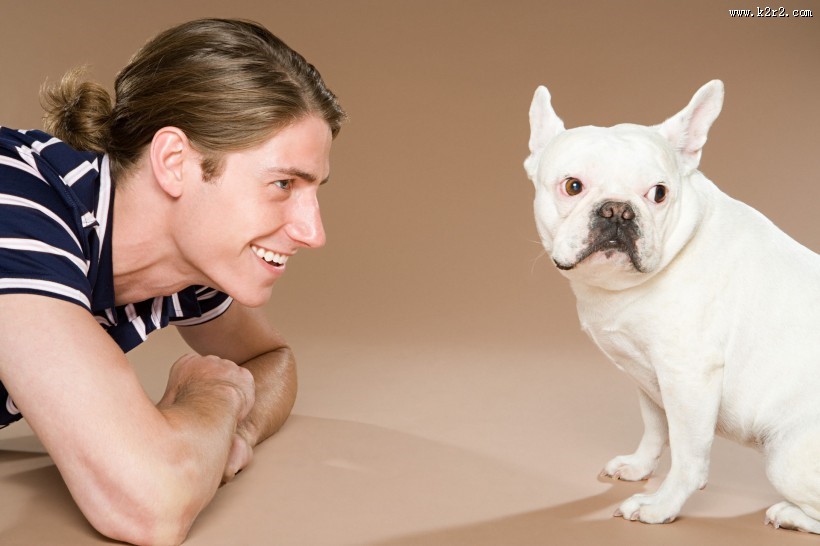 男性和宠物狗图片