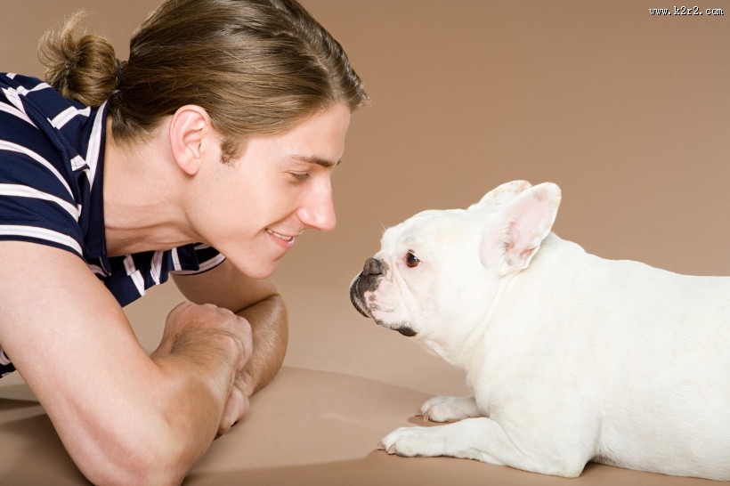 男性和宠物狗图片