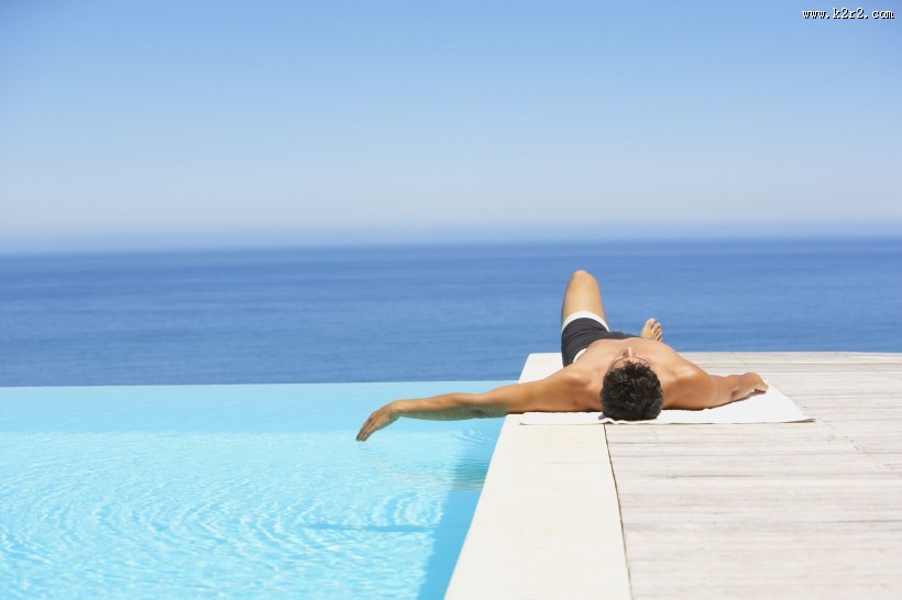 游泳池边休闲图片