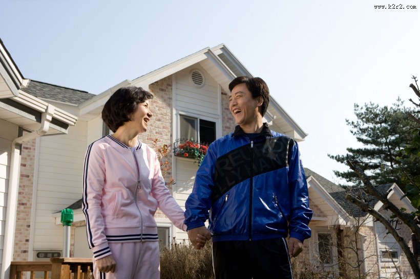 中年夫妇户外休闲图片