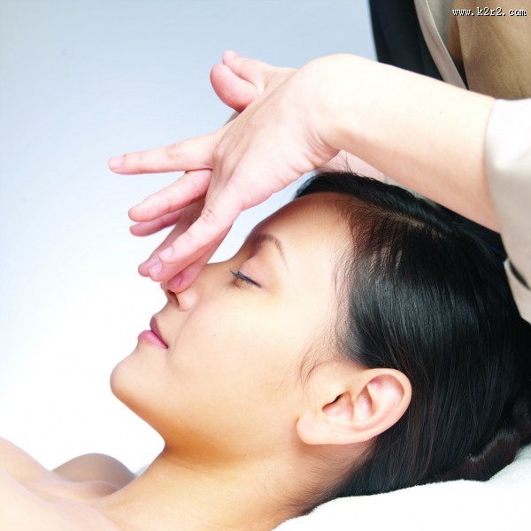 女性脸部按摩图片