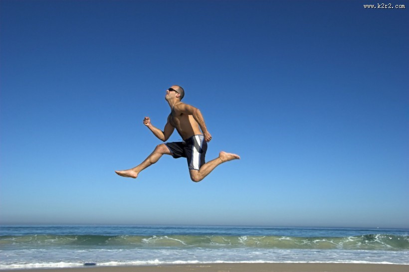 男性跳跃图片