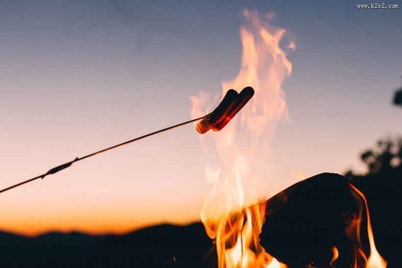 正在烤制的香肠图片