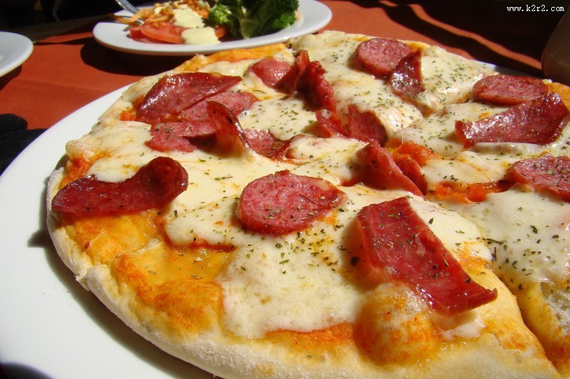 荤素搭配的披萨图片