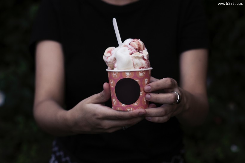 拿在手中的冰淇淋图片