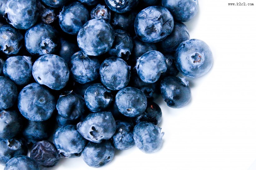 深蓝色的蓝莓图片