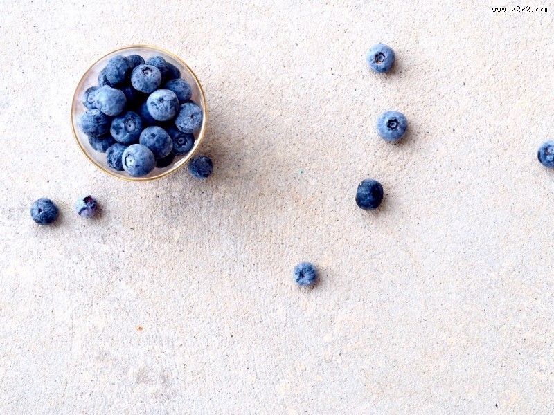 深蓝色的蓝莓图片