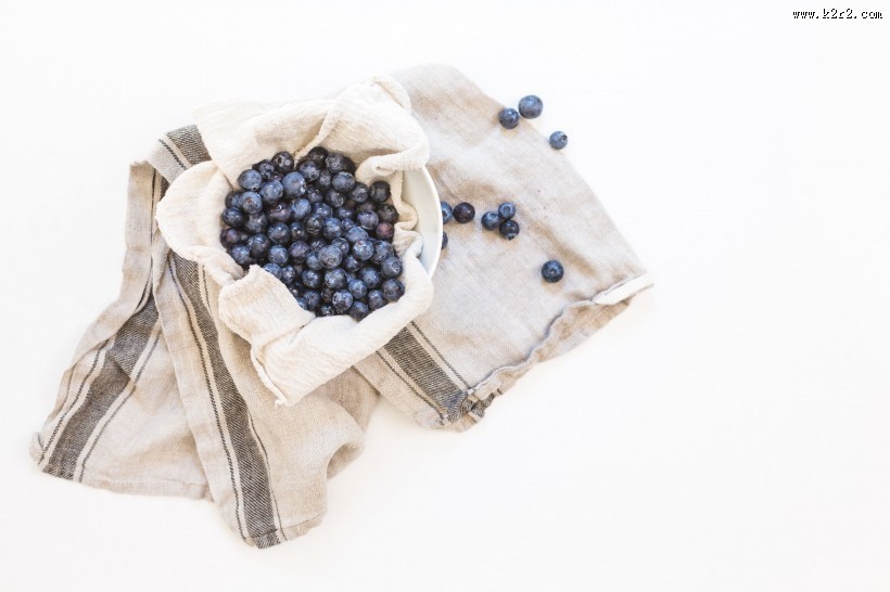 深蓝色的蓝莓图片