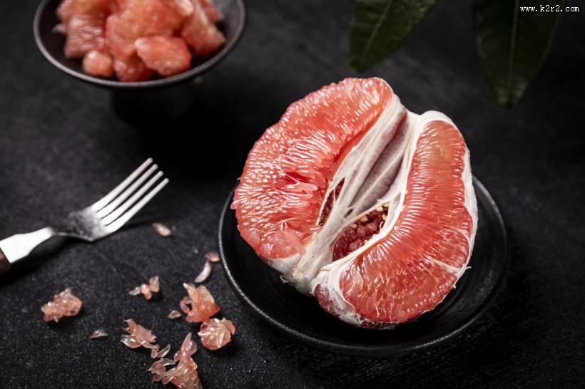 剥开的新鲜红心蜜柚图片