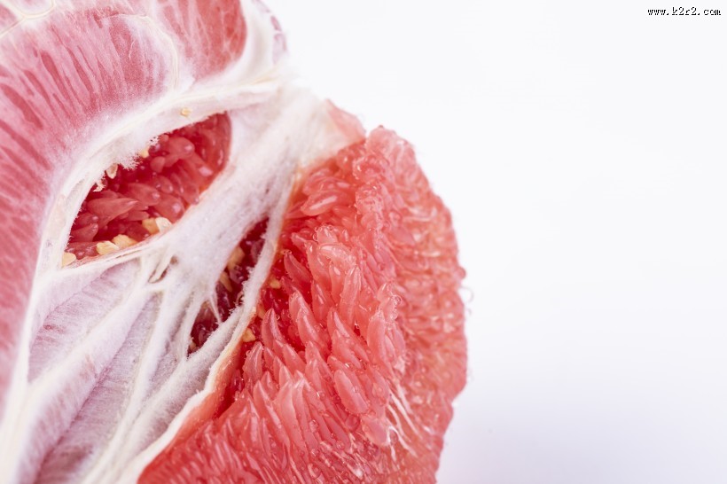 剥开的新鲜红心蜜柚图片