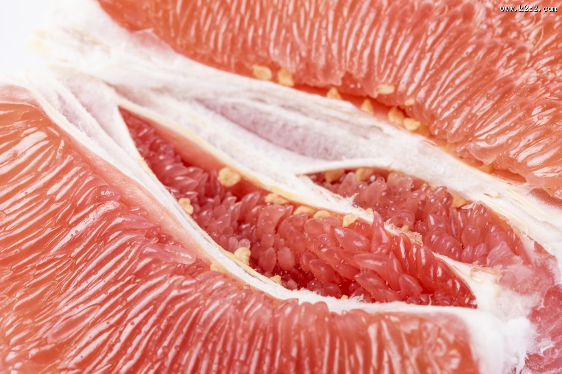 剥开的新鲜红心蜜柚图片