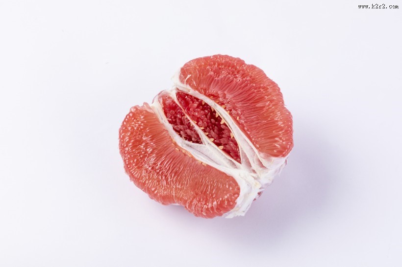 剥开的新鲜红心蜜柚图片