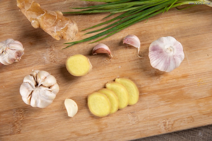 砧板上的姜蒜调料图片大全