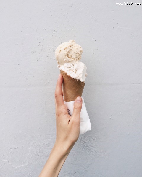 手拿冰淇淋的图片