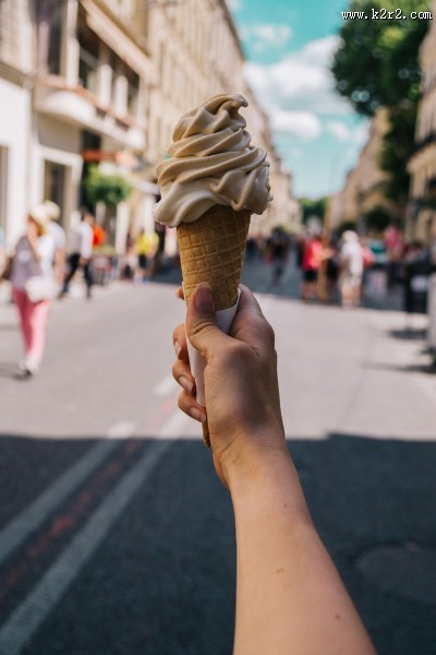 手拿冰淇淋的图片