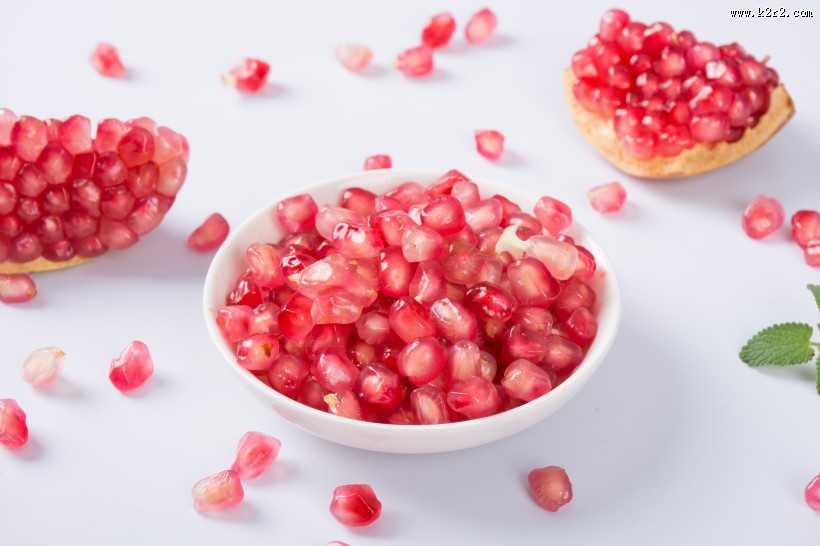 剥开火红的石榴图片