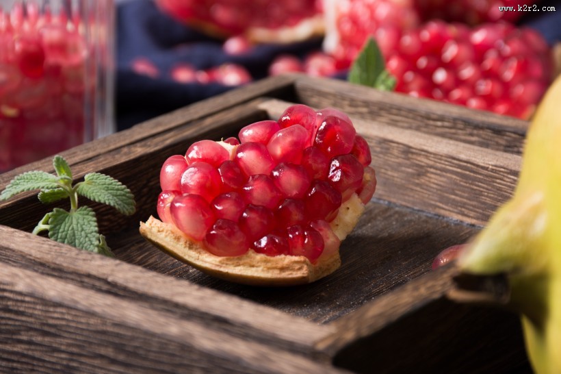 剥开火红的石榴图片