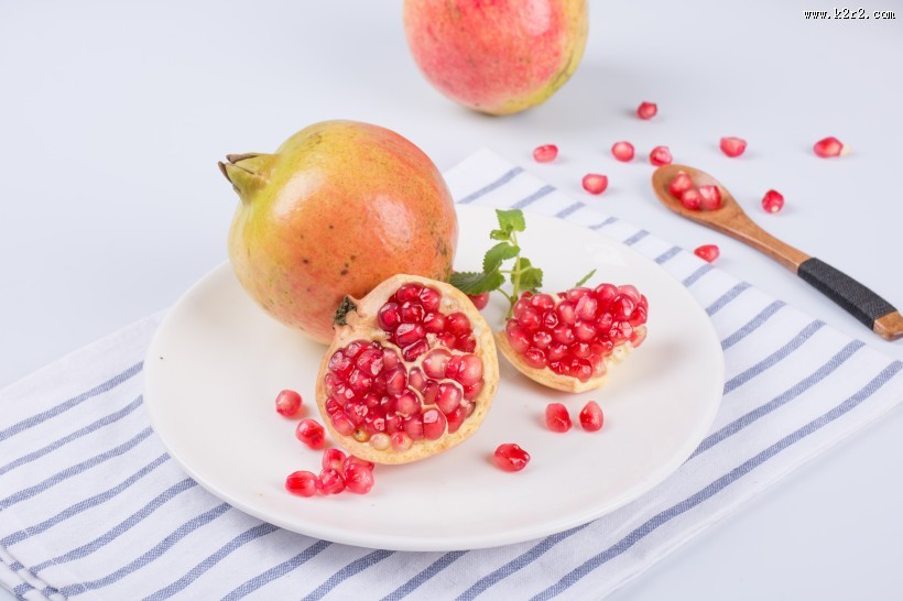 剥开火红的石榴图片