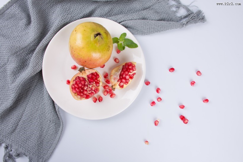 剥开火红的石榴图片