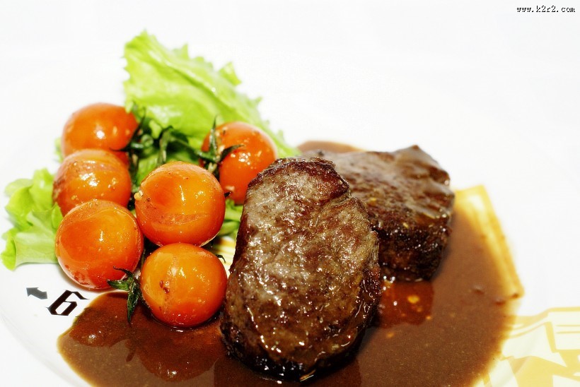 鲜嫩美味的牛排图片