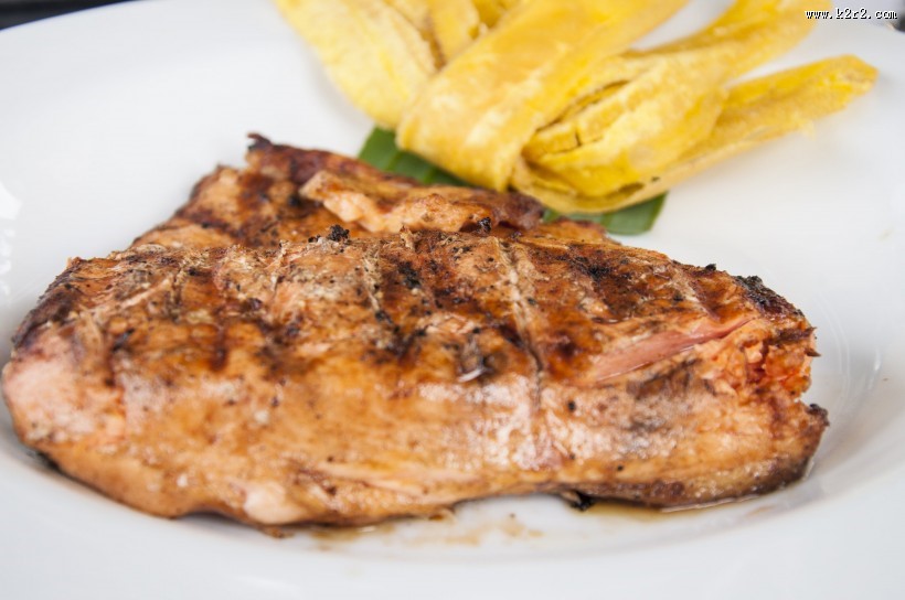 鲜嫩美味的牛排图片