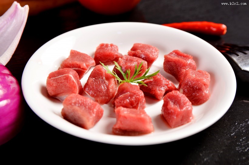 纹理清晰切好的红色的牛肉图片