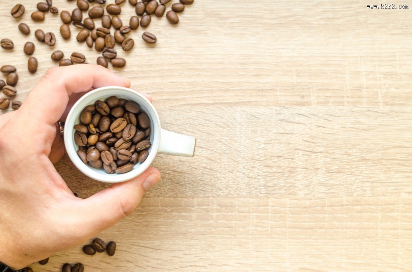 桌子上的咖啡豆图片