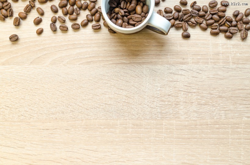 桌子上的咖啡豆图片