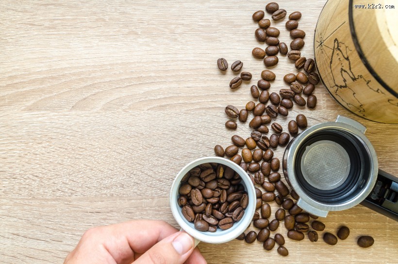 桌子上的咖啡豆图片