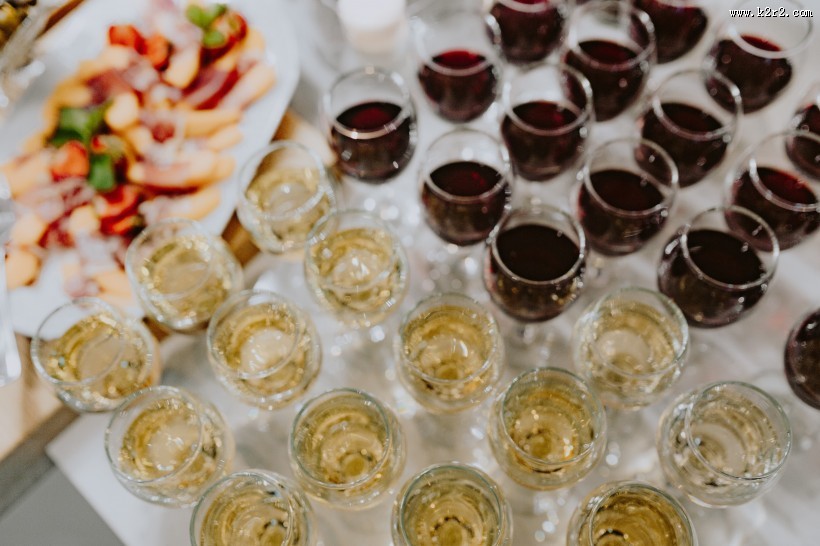 聚会上的葡萄酒图片