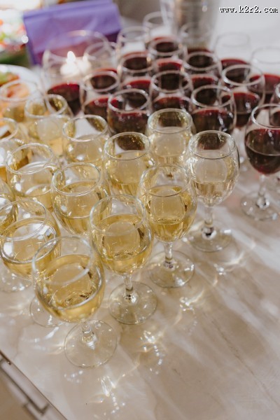 聚会上的葡萄酒图片