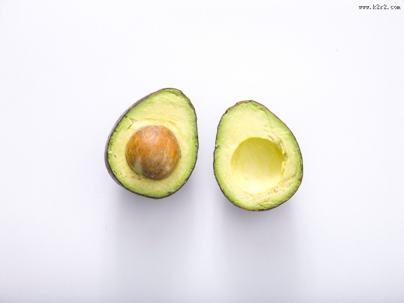 切开的牛油果图片