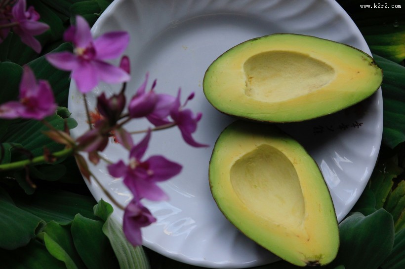 切开的牛油果图片