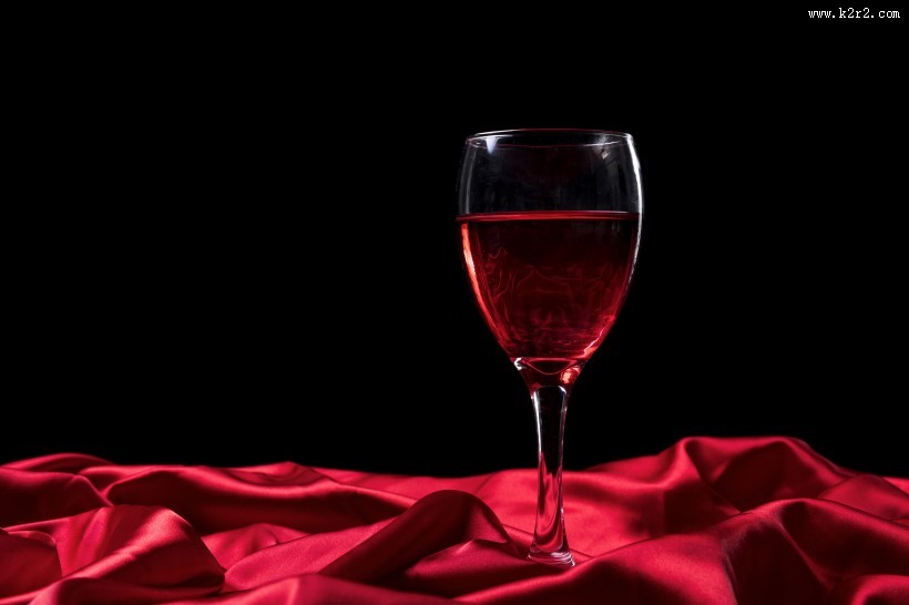 高雅的红酒和红酒杯图片大全