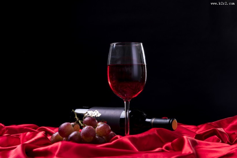高雅的红酒和红酒杯图片大全