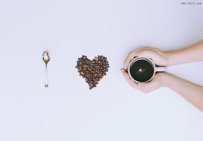 咖啡豆拼成的爱心形状图片