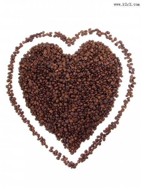 咖啡豆拼成的爱心形状图片
