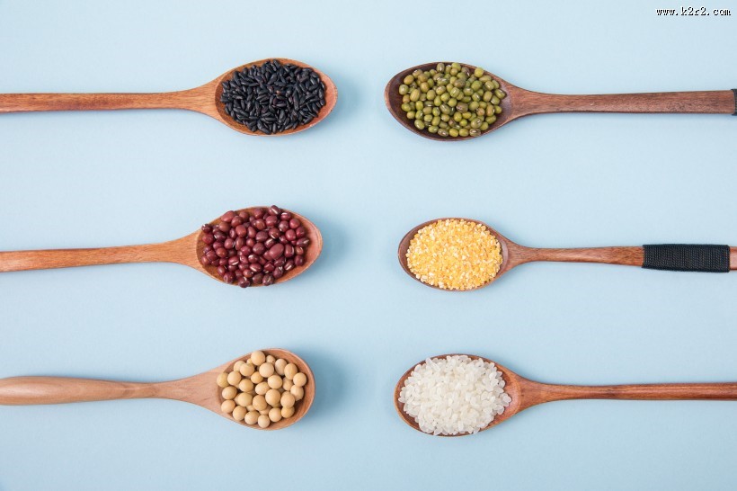 木勺子上的五谷杂粮图片