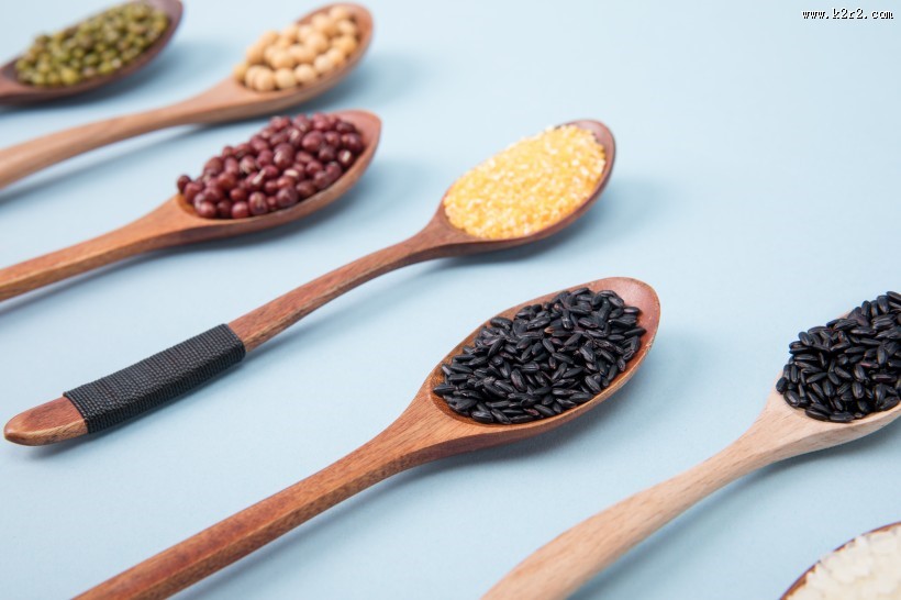 木勺子上的五谷杂粮图片
