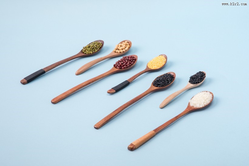 木勺子上的五谷杂粮图片