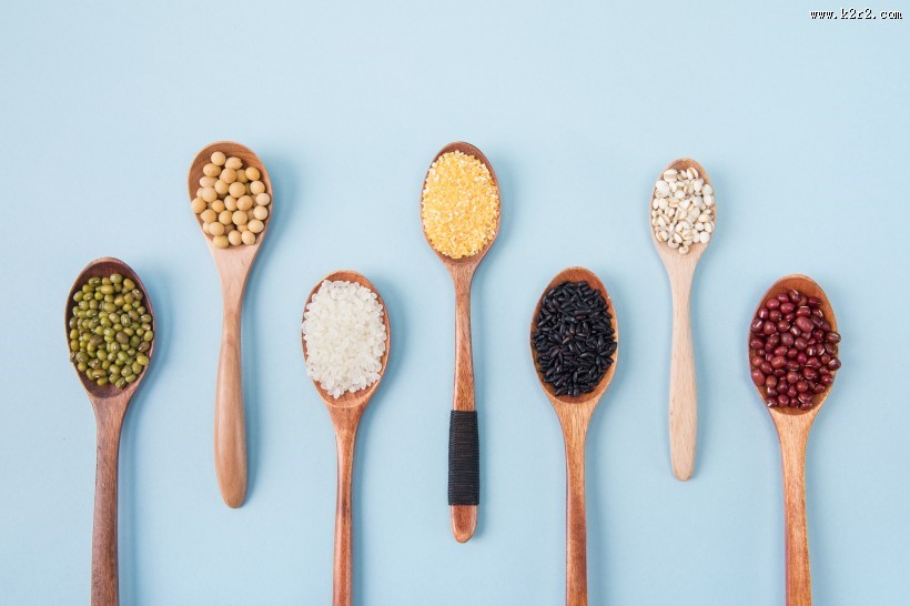 木勺子上的五谷杂粮图片