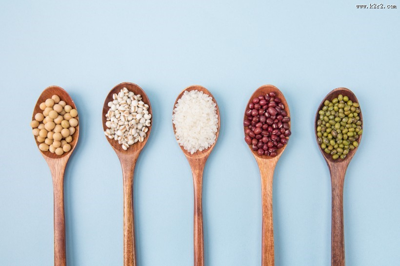木勺子上的五谷杂粮图片
