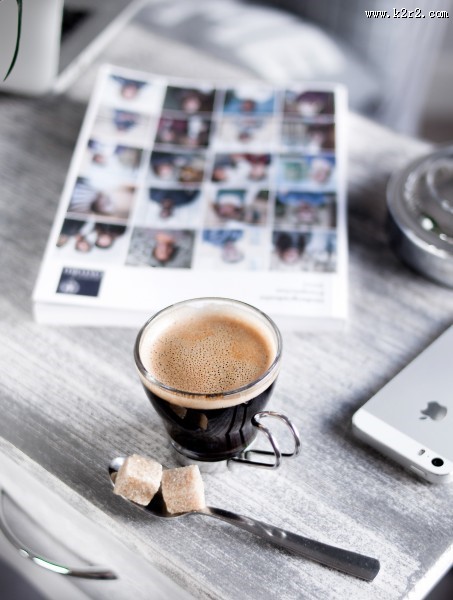 桌子上的咖啡图片